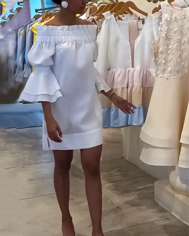 Klänning med utsvängd ärm och en axel