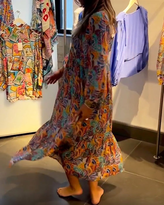 Lång klänning med A-linjetryck och V-ringning