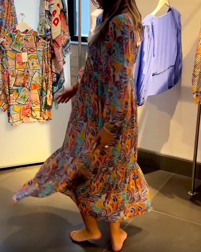 Lång klänning med A-linjetryck och V-ringning