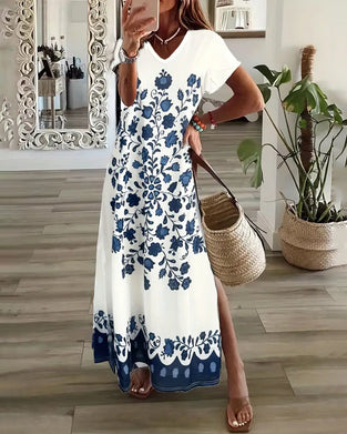 Klänning med korta ärmar och tryck och slits