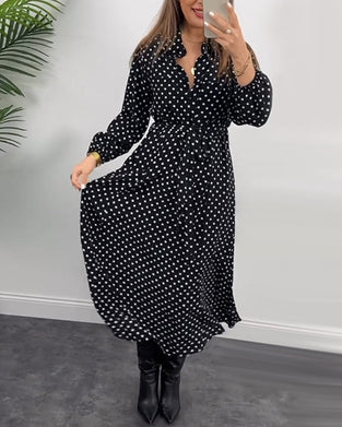 Elegant klänning med pricktryck