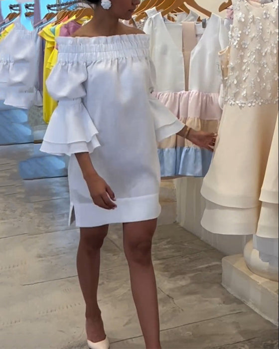 Klänning med utsvängd ärm och en axel