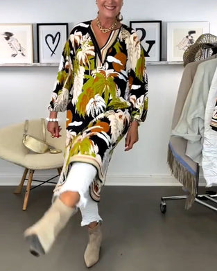 Klänning med kokosnötstryck och V-ringning