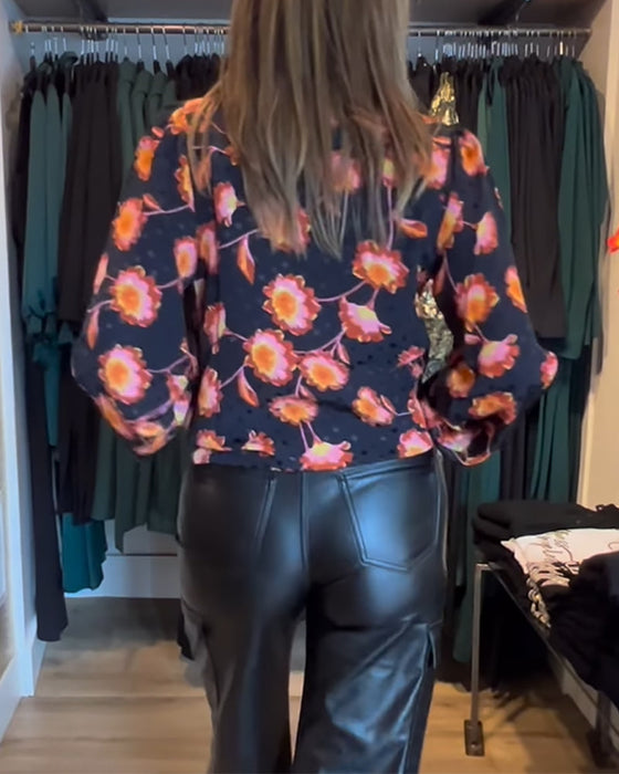 Avslappnad topp med blommönster