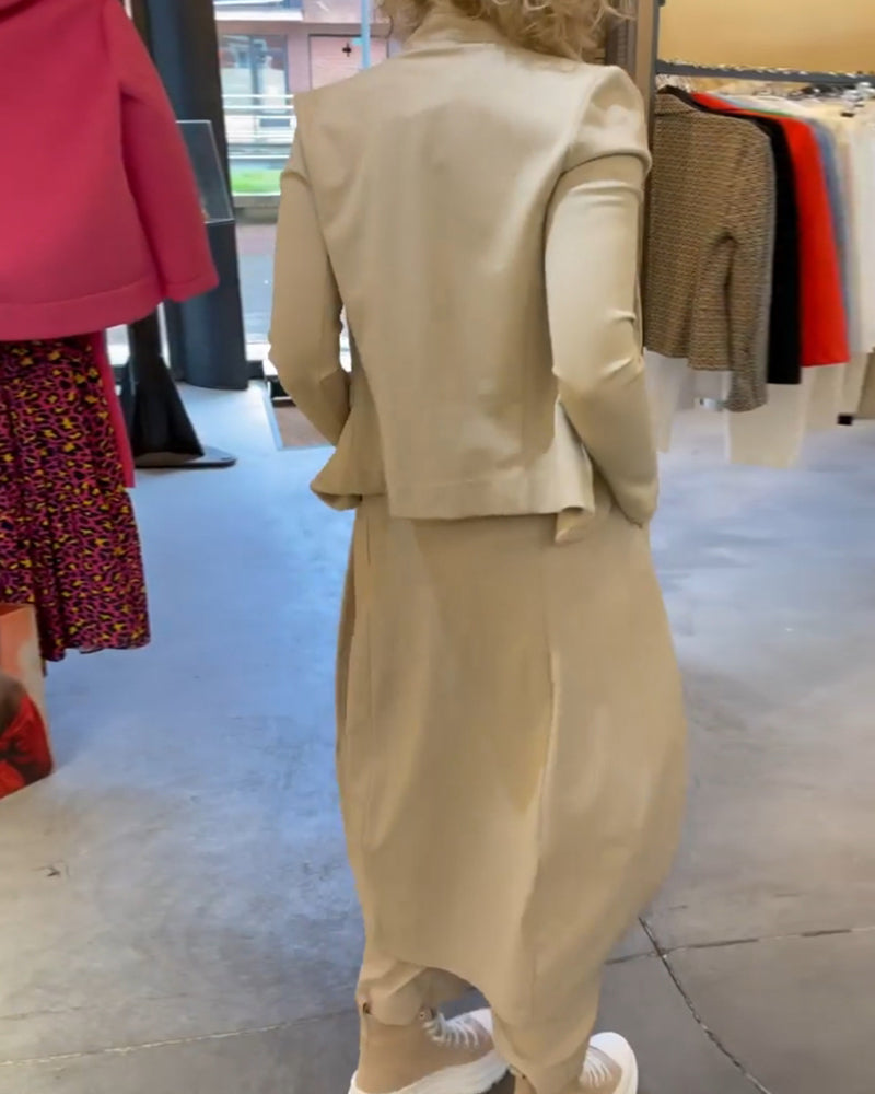 Klänning med fast färg och långärmar