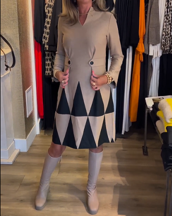 Elegant klänning med geometriskt tryck