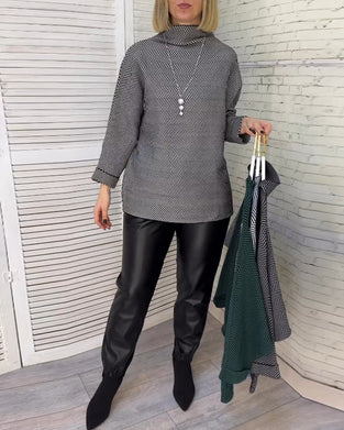 Avslappnad topp med turtleneck och tryck